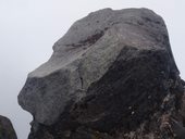 Vrcholový šutr vedlejšího vrcholu ve výšce 4800m, Ekvádor