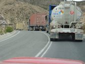 Na hlavním tahu z Bolívie se pro množství kamionů prakticky nedá jezdit ...