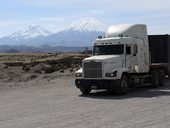 Proud kamionů z Bolívie na silnici č. 11 ...