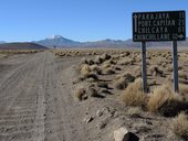 Jedna z mnoha křižovatek prašných pist na altiplanu, Chile