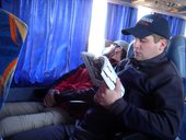 Posedávání, polehávání a pročítání tisku po letištích na začátku expedice Over the Top 2008