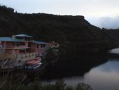 Hotýlek u jezera Cuicocha brzy po ránu, Ekvádor