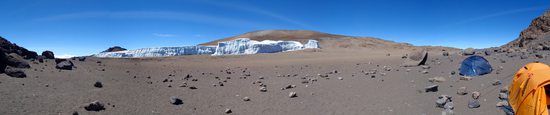 Kilimandžáro (5895m) - Crater Camp (5790m) v pozadí zbytky Furtwanglerova ledovce a vnitřní vrchol Kibo Reusch Crater (5852m).