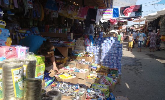 Tržnice a 'značkovým' zbožím přetékající stánky, Oš, Kyrgyzstán