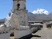 Kostelík ze 17. století z hliněných vepřovic pod mohutným kuželem sopky Cabaraya (5869m), Isluga, Chile