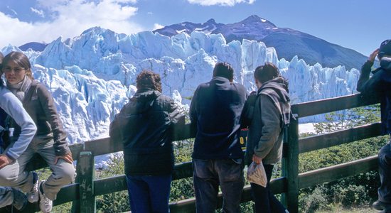 Turisté se v okolí ledovce pohybují na dřevěných lávkách