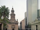 Kostel a budova banky na hlavním náměstí v Santiago de Chile