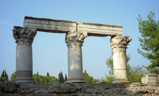Nádherné sloupy, které zbyly ve starověkém Korintu po Oktaviánově chrámu. Řecko