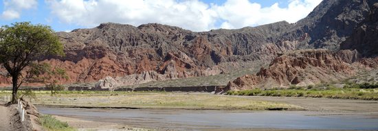 Po silnici č. 68 projíždíme barevným údolím řeky Las Conchas, Argentina