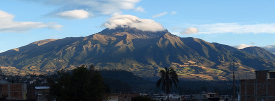 Ranní vyhlídka na sopku Imbabura (4630m) ze střechy hostalu Tamia Taki, Otavalo, Ekvádor