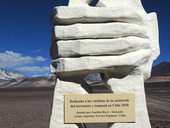 Pomník před chatou Lucero věnovaný obětem zemětřesení a tsunami v Chile v roce 2010