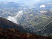 Pohled do strmých údolí z Cotacachi, Ekvádor