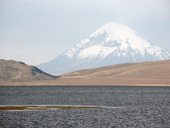 Přes jezero Chungará hledíme na nedalekou nejvyšší horu Bolívie Sajama (6542m)