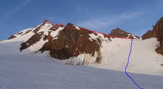 Modře je vyznačen výstup na severní hřeben z ledovce Langtauferer a červeně cesta po hřebeni k vrcholu.