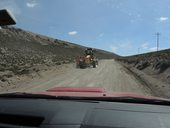 Práce na silnicích chilského altiplana v plném proudu