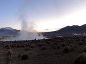 Časné ráno u Termas de Polloquere. Hory zleva: Arintika (5585m), Pukintika (5740m) a Lliscaya (5634m), Salar de Surire, Chile