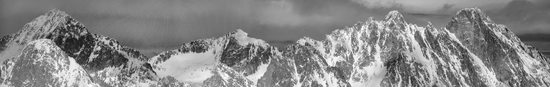 Panorama z vrcholu Slavkovského štítu severovýchodním směrem. Zleva Ľadový štít, Baranie rohy, Pyšný štít a Lomnický štít, Vysoké Tatry, Slovensko