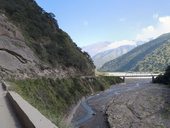 Quebrada de Escoipe - přejedeme most a cesta začne prudce stoupat (Cuesta del Obispo), Argentina