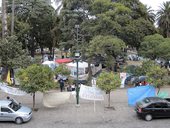 Areál protestujících profesorů z pohledu radnice, Salta, Argentina