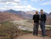 Výletníci na vyhlídce Tres Cruces s řekou a údolím v pozadí, Quebrada de las Conchas, Argentina