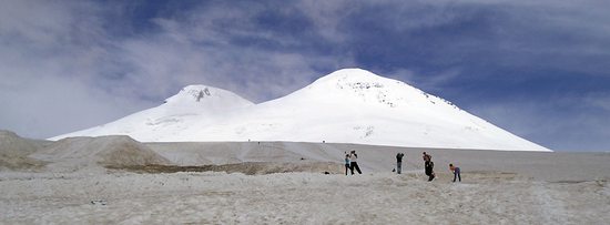 Pohled na Elbrus cestou od lanovky k Prijutu 11.