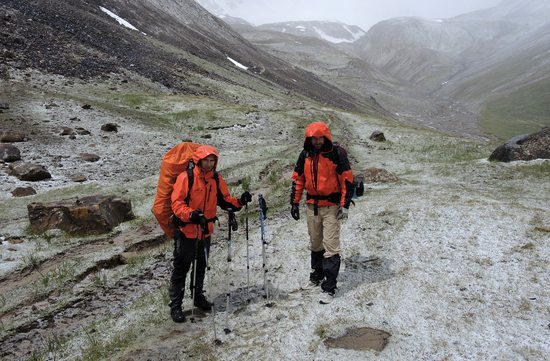 Začátek naší cesty nám zpříjemňují kroupy, sníh, děšť a prudký nárazový vítr, Pamír, Kyrgyzstán.