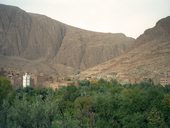 Úzká soutěska Todra (Gorges du Todra) a zelené údolí na březích řeky Todra, Maroko