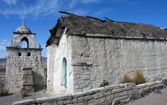 Starý kostelík v osadě Ungallire, Chile