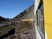 Barevný vlak se vyjímá v místní krajině, Tren a las Nubes, Argentina