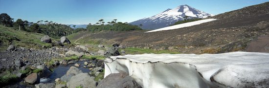 Pohled na vulkán Llaima (3125 m) ze stezky Sierra Nevada. Národní park Conguíllio, Chile