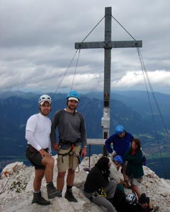 Martin a Vladimír před vrcholovým křížem na Alpspitze (2628m).