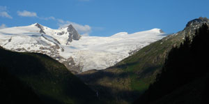 Výhled z údolí na Grossvenediger (3674m) - malý bílý kopeček přibližně uprostřed fotky.