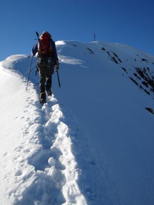 Závěrečná pasáž po úzkém ostrém vrcholovém hřebínku - Similaun (3606m).