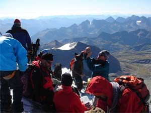 Davy 'normálkařů' na vrcholu Grossglockneru (3798m).