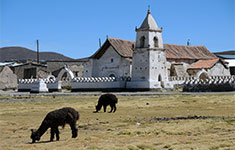 Kostelík ze 17. století z hliněných vepřovic ve vesničce Isluga, Chile