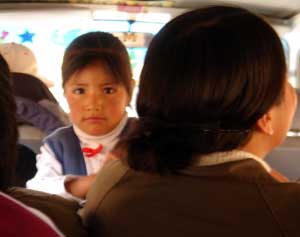 Bolivijská holčička v nejužívanejším dopravním prostředku - minibus neboli colectivo, Bolívie, 14. února 2006