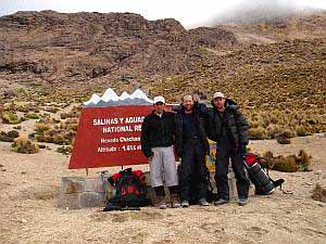 Společná fotka u vstupu do národní přírodní rezervace Salinas y Aguada Blanca (4855m), Peru, 21. února 2006