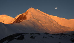 Pohled na hory Pamíru z tábora C1 (4400m), Kyrgyzstán