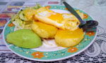 Vegetariánská verze llapingachos; na místo salámu je avokádo.