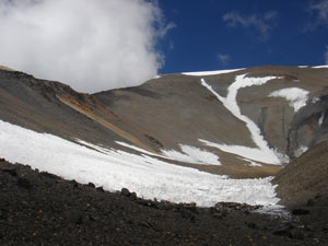 Pohled na hory Cordón del Plata z kempu La Hoyada (4600m). Zcela nahoře je vidět sedlo Portezuelo (5100m).