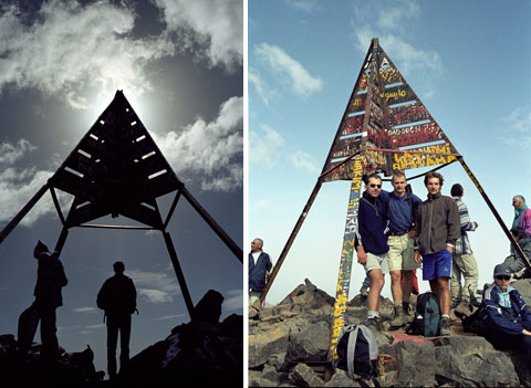 Vrcholové snímky - Jebel Toubkal (4167m) - ocelová konstrukce a naše trojice (zleva: Martin, Jirka a Vláďa).