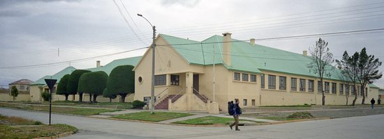 Martin prochází před budovou knihovny v městečku Porvenir na Ohňové zemi (Tierra del Fuego), Porvenir, Chile