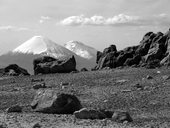 Pohled na obry Parinacota (6348m) a Pomerape (6282m), Chile