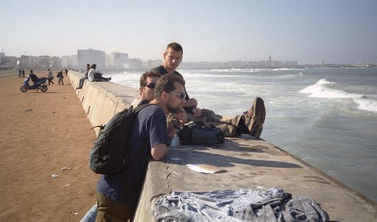 Martin, Vláďa a Jirka na pobřeží Atlantického oceánu poblíž mešity Hassana II., Casablanca, Maroko