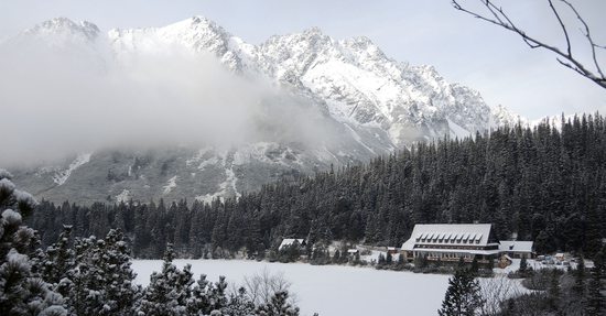 Pomalu stoupáme po magistrále vedoucí do Sedla pod Ostrvou - chata u Popradského plesa, Vysoké Tatry, Slovensko