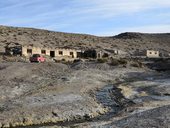 Zbytky komplexu, který býval kdysi nejvýše položenou továrnou na dobývání síry, Aguas Calientes, Chile