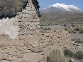 Kostelík a aktivní sopka Guallatiri (6071m), Chile