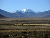 Vzdálený zasněžený vrchol Guallatiri (6071m), Chile