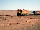 Při jízdě pouští Atacama po panamerické silnici se vedle nás náhle objevil vlak.
