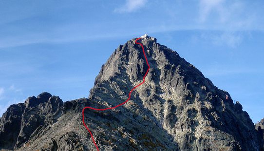 Červeně - normální cesta na Lomnický štít (2634m) přes Emericyho nářek - detail cesty z Lomnického sedla, Vysoké Tatry, Slovensko